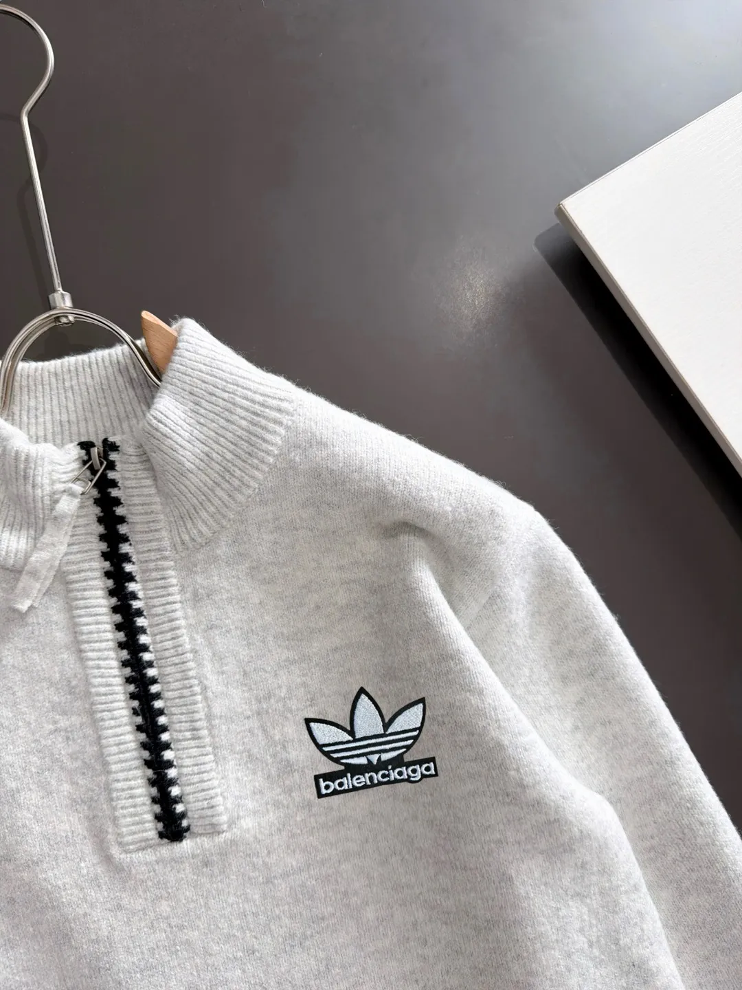 Next day shipping P195 Balenciaga high quality 2026 autumn and winter official website latest sweater, on sale at the same time at the counter Hot Sale! Specially made of wool blended fabric. It feels comfortable and can be directly in contact with the skin. The logo badge is exquisitely embroidered, which is extremely eye-catching! The details highlight the fashionable charm of big brands. Exquisite workmanship. Three-dimensional cutting style. The wearing effect is invincible and handsome! All three standards are complete! Sizes:M-3XL